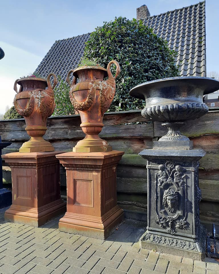 veiligheid feedback buurman Zwarte groet gietijzeren vaas op sokkel 176 cm | Webshop Decobyjo decoratie  huis en tuin
