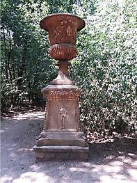 Very large cast iron urn on pedestal  9.19 feet high - Webshop Decobyjo decoratie huis en tuin