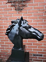 Paardenhoofd op sokkel zwart - Webshop Decobyjo decoratie huis en tuin