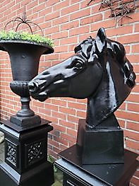 Paardenhoofd op sokkel zwart - Webshop Decobyjo decoratie huis en tuin