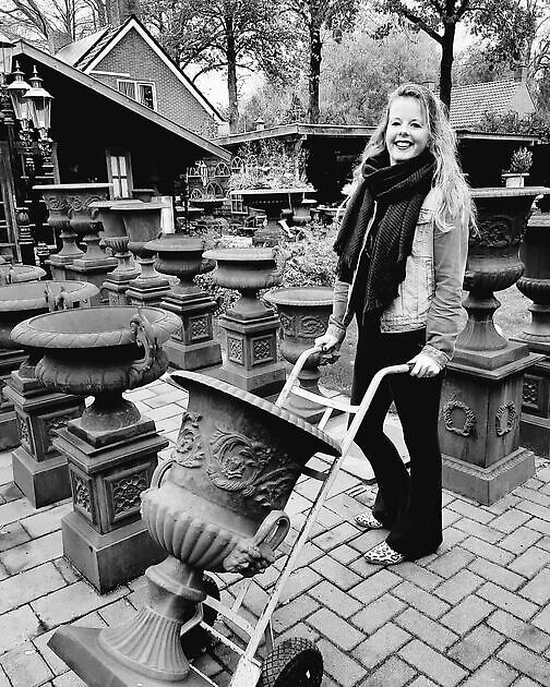 Create an atmospheric entrance with a set of cast iron garden vases Decobyjo - Bellingwolde