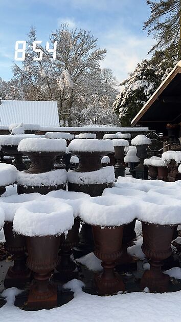 Snow blankets the beautiful cast iron vases. Decobyjo - Bellingwolde