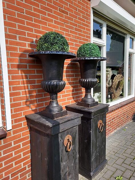Did you know that cast iron vases also look beautiful on wooden pillars or bollards? Decobyjo - Bellingwolde
