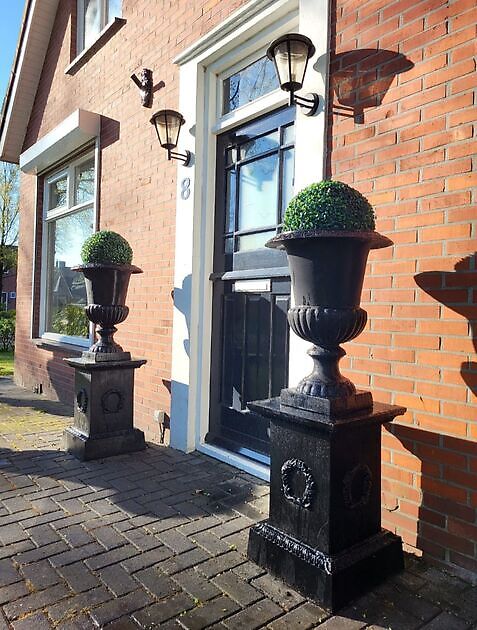 Create an atmospheric entrance today with these amazing cast iron garden vases from Decobyjo! Decobyjo - Bellingwolde