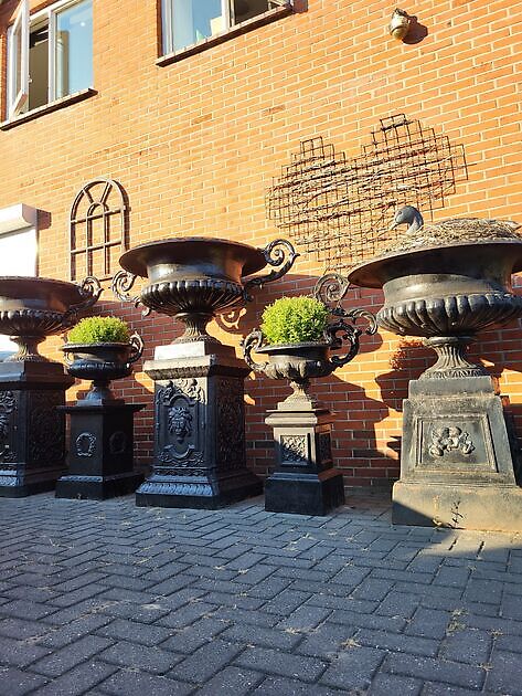 For cast iron garden vases, large or small, you should of course go to Decobyjo! Decobyjo - Bellingwolde