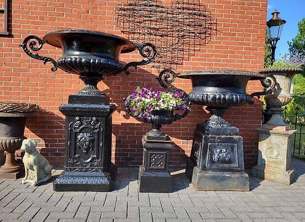 For cast iron garden vases you naturally go to Decobyjo! Decobyjo - Bellingwolde