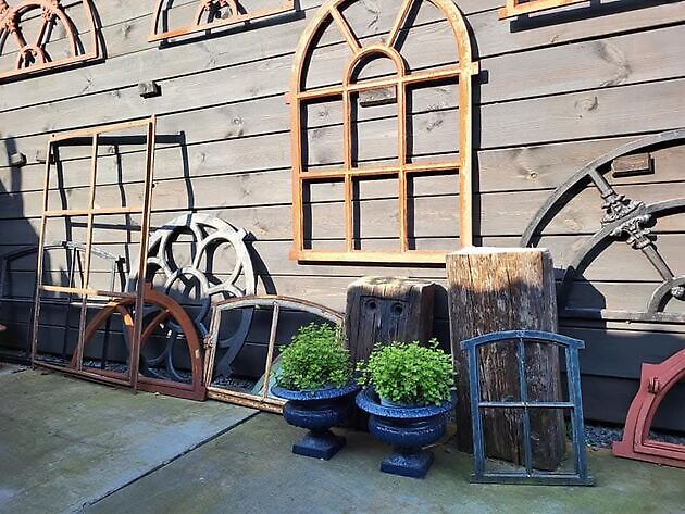 Decobyjo has many types and sizes of cast iron stable windows! Decobyjo - Bellingwolde