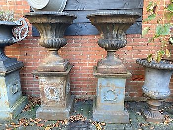 Blau verwitterte Gartenvase auf Sockel 129 - Decobyjo - Bellingwolde