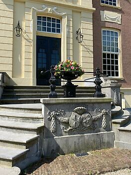 Location de vases de jardin en fonte pour événements, mariages ou captations télévisées.! Decobyjo - Bellingwolde