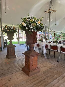 Location de vases de jardin en fonte pour événements, mariages ou captations télévisées.! Decobyjo - Bellingwolde