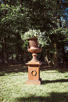 Location de vases de jardin en fonte pour événements, mariages ou captations télévisées.! Decobyjo - Bellingwolde