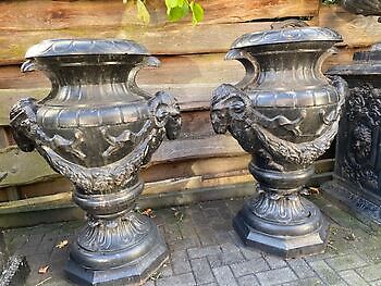 Vieux vase de jardin en fonte avec têtes de bélier - Decobyjo - Bellingwolde