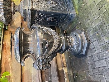 Vieux vase de jardin en fonte avec têtes de bélier Decobyjo - Bellingwolde