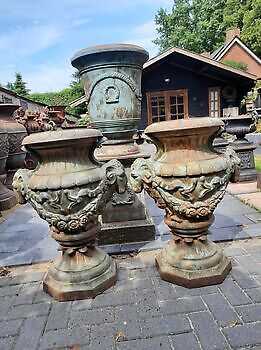 Vieux vase de jardin en fonte avec têtes de bélier Decobyjo - Bellingwolde